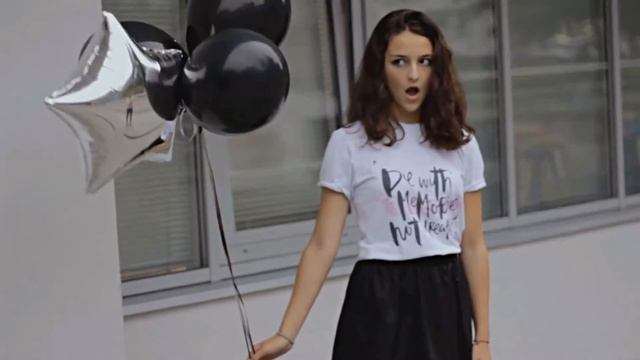 Лучшее видео недели. Красивая девушка. Воздушные шары. смотреть онлайн