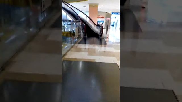 Best escalator in the world! @ Lotte World Mall ( 롯데 월드몰 ) смотреть онлайн