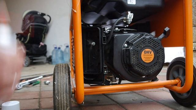 ПЛАВАЮТ ОБОРОТЫ на БЕНЗОГЕНЕРАТОРЕ / неровная работа Генератора смотреть онлайн