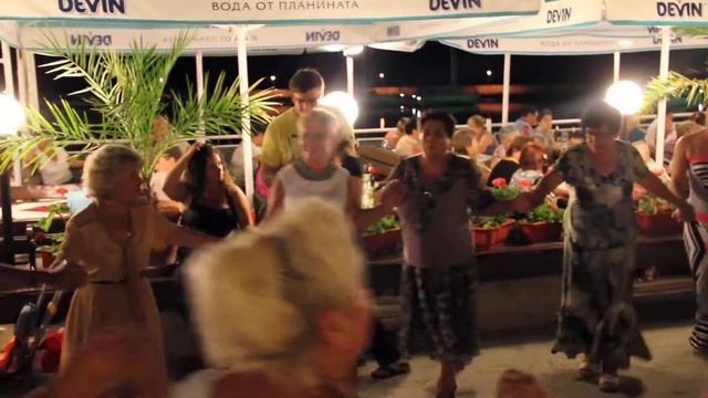 Болгария, Балчик 2012г Жена танцует народный танец смотреть онлайн