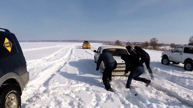 ЗАДНИЙ привод в СНЕГ: Жигули и Волга против Мустанга... смотреть онлайн