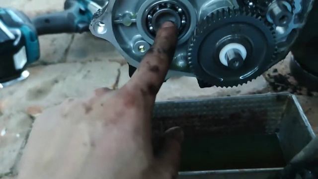 GY6 50cc scooter rear wheel bearing, clutch, rear brake pads, engine & transmission oil replacement смотреть онлайн