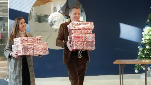 Delivering presents with Škoda Enyaq Coupé iV смотреть онлайн