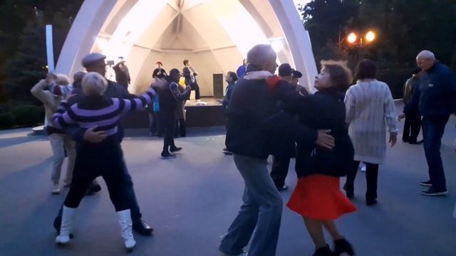 Я БЕЗ ТЕБЯ, КАК ПТИЦА БЕЗ КРЫЛЬЕВ! ТАНЦЫ В ПАРКЕ ГОРЬКОГО ХАРЬКОВ СЧАСТЛИВЫЕ ДНИ смотреть онлайн