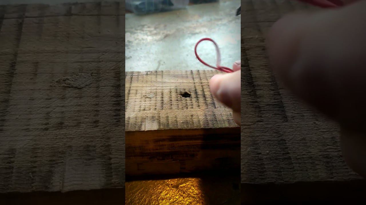 Как выкрутить саморез с помощью резинки #лайфхаки смотреть онлайн