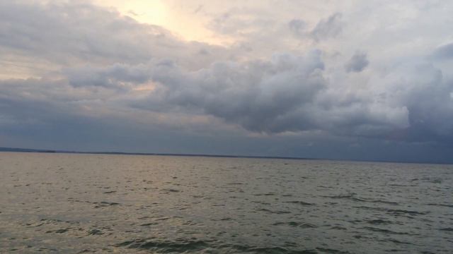 Вечер Обское водохранилище Новосибирск. Тучи в небе.Шум воды. смотреть онлайн