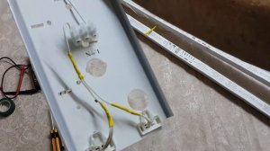 Простая переделка люминисцентного светильника под светодиодные лампы.