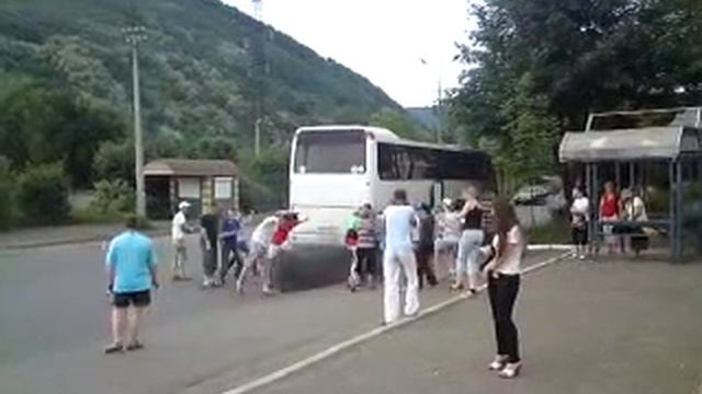 Туристы заводят автобус (вручную)))