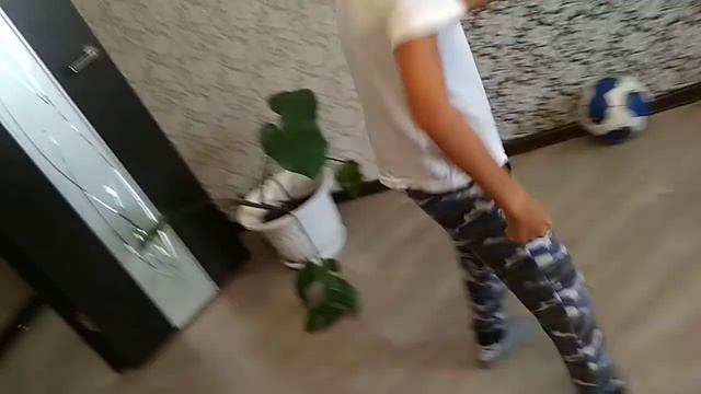 Какой-то  пацан пришёл и нчел петь