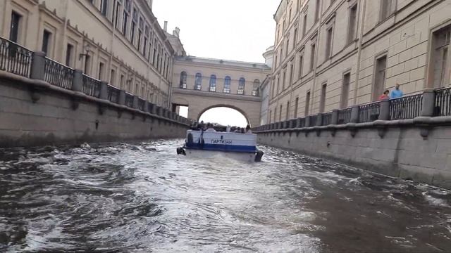 На гидроцикле по центру Санкт Петербурга смотреть онлайн