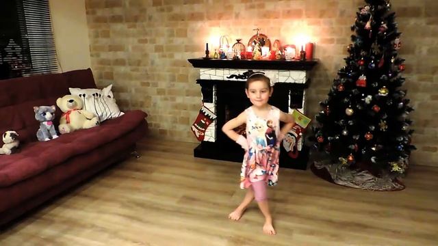 МИЛАНА ТАНЦУЕТ у новогодней елочки! ЗАГАДАЙ ЖЕЛАНИЕ с Миланой! смотреть онлайн