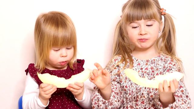 ERIKA e VANESSA IMPARANO i NOMI della FRUTTA смотреть онлайн