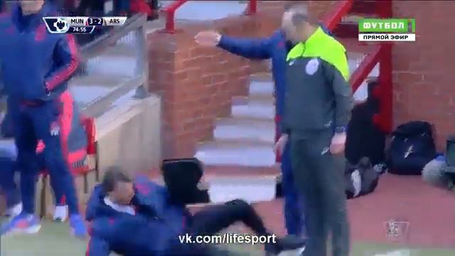 Луи Ван Гал - лег спать во время матча! смотреть онлайн