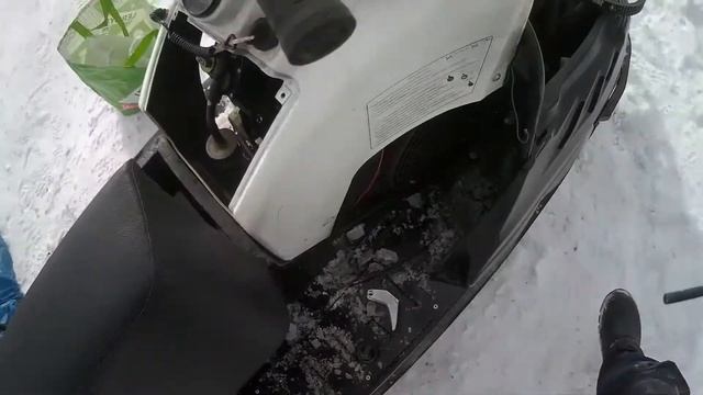 Проверка уровня масла в коробке реверса, щуп. В снегоходе буран. смотреть онлайн