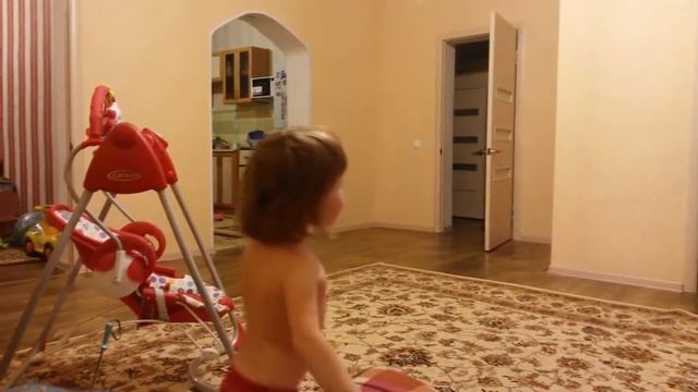 Доченька поет песню "Маленькой елочке холодно зимой" смотреть онлайн