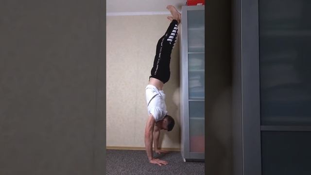 Стойка на руках - супер краткое обучение ? #foryou #motivation #handstand смотреть онлайн