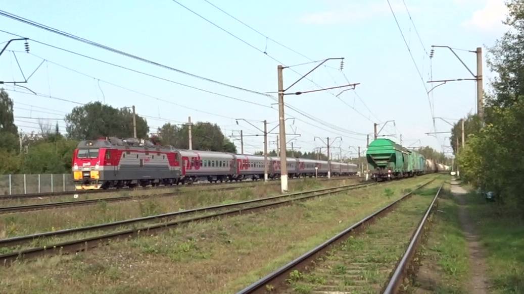 Электровозы ВЛ80с-333 с грузовым и ЭП1М-823 с пассажирским поездами смотреть онлайн