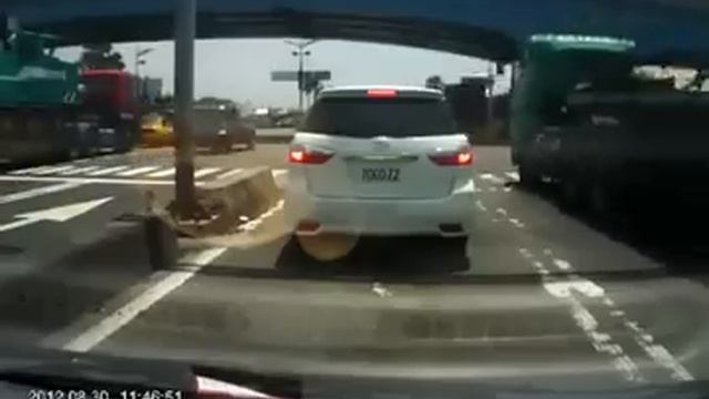 Нарочно не придумаешь. Подцепили на крюк крана. смотреть онлайн
