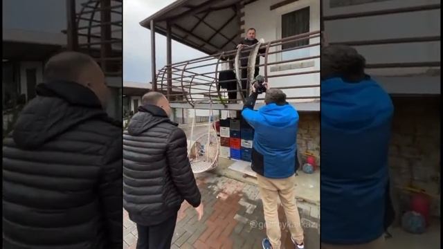 Разделали змею, решаем что из неё приготовить смотреть онлайн