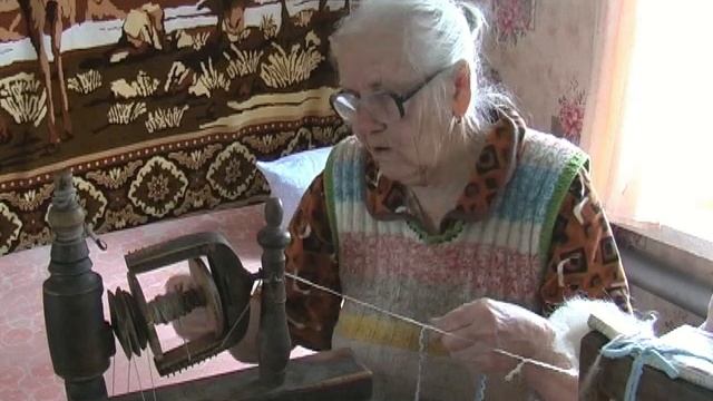 От руна к шерсти мастер класс по прядению шерсти на прялке Хреновской СДК смотреть онлайн