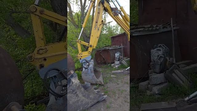 Юмз экскаватор смена ковшей. Квик в работе. смотреть онлайн