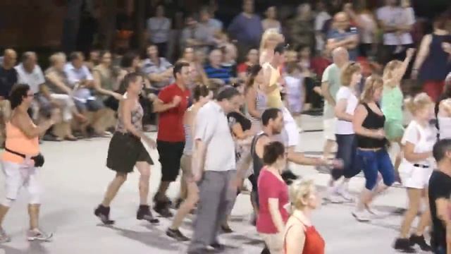 танцы на набережной под Верку Сердючку смотреть онлайн