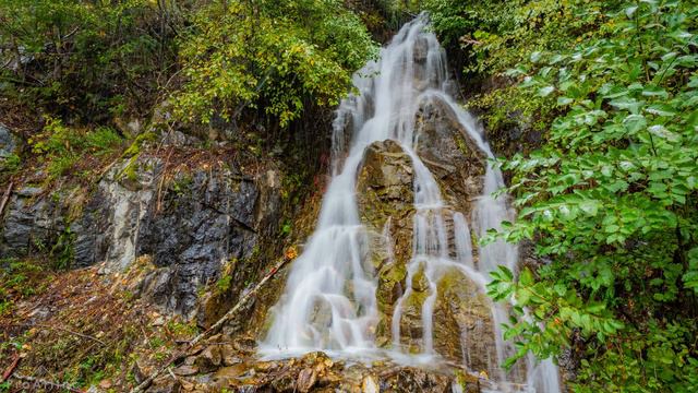 8K TV Screensaver with Relaxing Music and Falling Water Sounds - 3 HOURS of Relaxing Waterfall смотреть онлайн