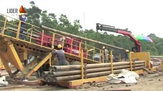 Работа ГНБ установки. Протягивание трубы (видео с объекта) смотреть онлайн