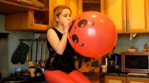 Надувает Красный Шарик