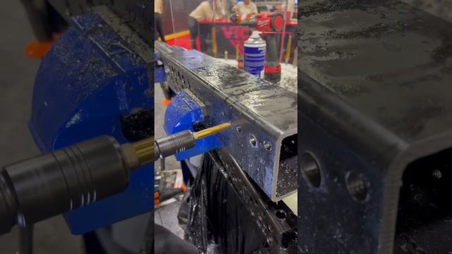 Milwaukee M18 Impact/HMT drill and tap combo I saw #fabtech2022 @holemakertechnology #milwaukeetoo смотреть онлайн