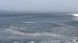 Серферы покоряют огромные волны. Назаре. Португалия.