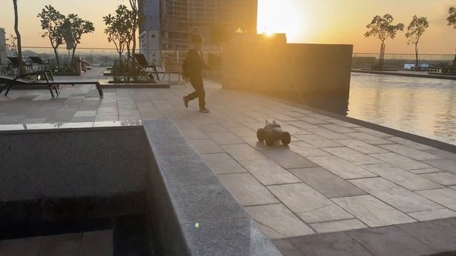 Monster Jam Megalodon Storm car test drive. Тест игрушки машинки - Акулы . смотреть онлайн