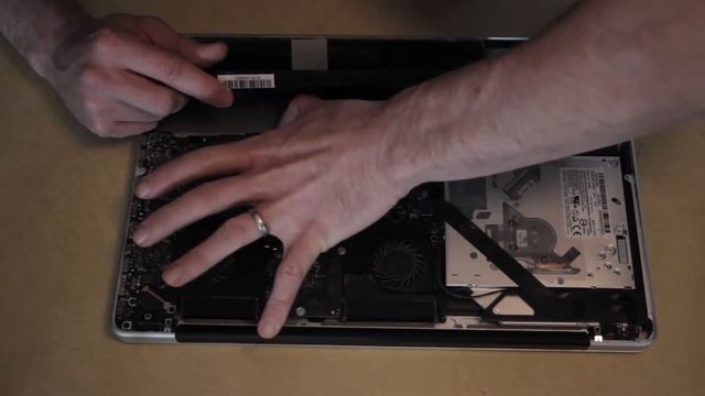 Replace Battery in Macbook 15" (late 2010 model) смотреть онлайн