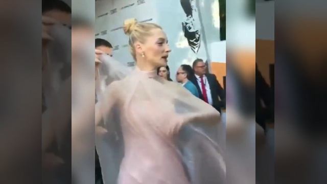 Екатерина Вилкова с Милошем/Вилкова на красной дорожке Кинотавра смотреть онлайн
