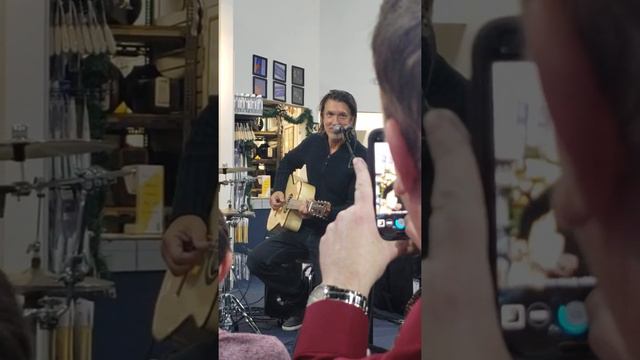 George Lynch playing acoustic guitar before show on 12/6/18 смотреть онлайн