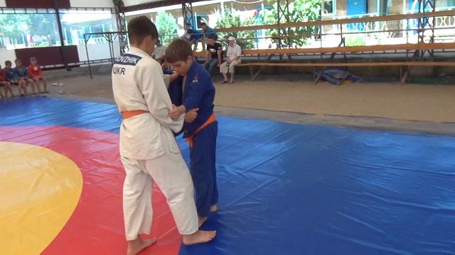 Довжик Артем. Подсечка боковая ( De ashi barai). Летние сборы. База "Шурави" 8 июля 2016 смотреть онлайн