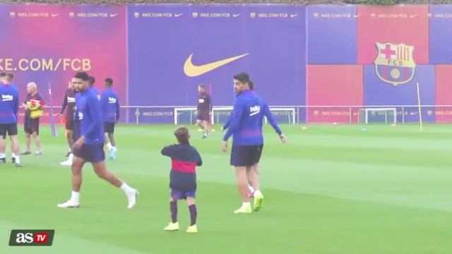 El hijo de Luis Suárez peloteando con Messi | Diario AS смотреть онлайн