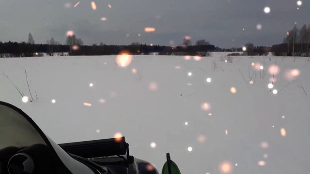 навалил боком на снегоходе