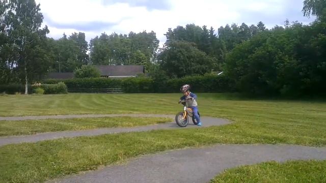 Leo killing it on his BMW kidsbike! смотреть онлайн