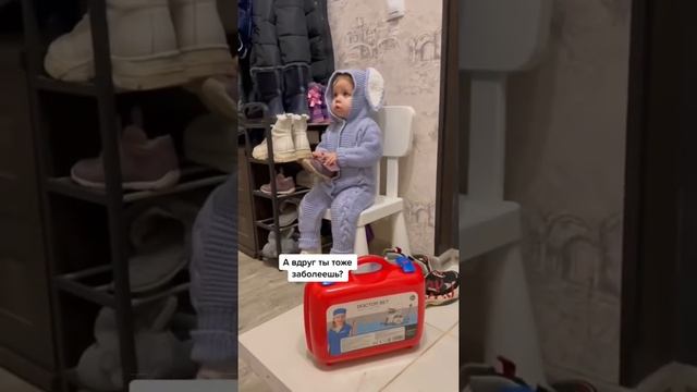 Еле отговорили Нику не идти. Бабушка заболела . Привет, я Ника! смотреть онлайн