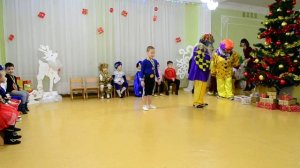 Веселое выступление клоунов на Новогоднем утреннике