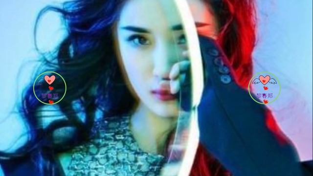 #1YangMi #1黎春郑 杨幂大波浪卷发配上红色吊带裙性感迷人，网友：还有复古的港风 смотреть онлайн