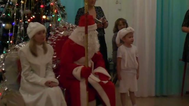 20. Я стишок рассказываю деду морозу на утреннике в садике смотреть онлайн