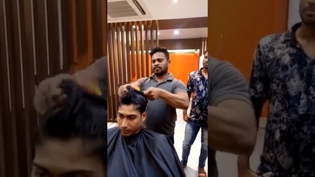 Brave customers let barber cut their hair with fire! :D смотреть онлайн