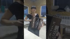Кружит голову мне вишня под гармонь. Е. Тропникова