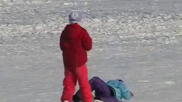 Дети на горке возле Люблинского пруда 9 марта 2012 года смотреть онлайн