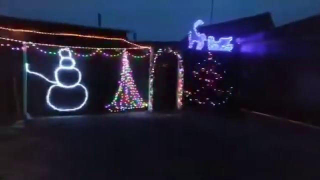 Жители Старомарьевки превратили фасад дома в новогодний лес смотреть онлайн