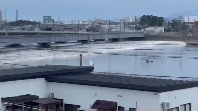 Scary Earthquake Strikes Japan. Death Toll Rising in Ishikawa. First Tsunami 2024 смотреть онлайн