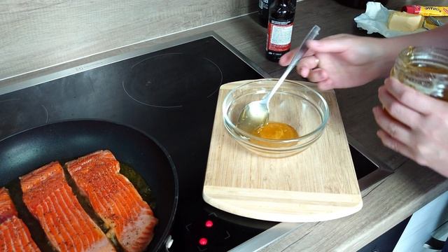 Обед или ужин за 30 минут! Лосось на сковороде с соусом и печеным картофелем! смотреть онлайн