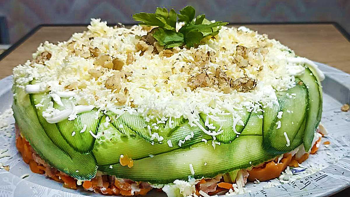 Салат с копченой колбасой / Домашний салат с овощами и мясом / Полезный салат для всей семьи